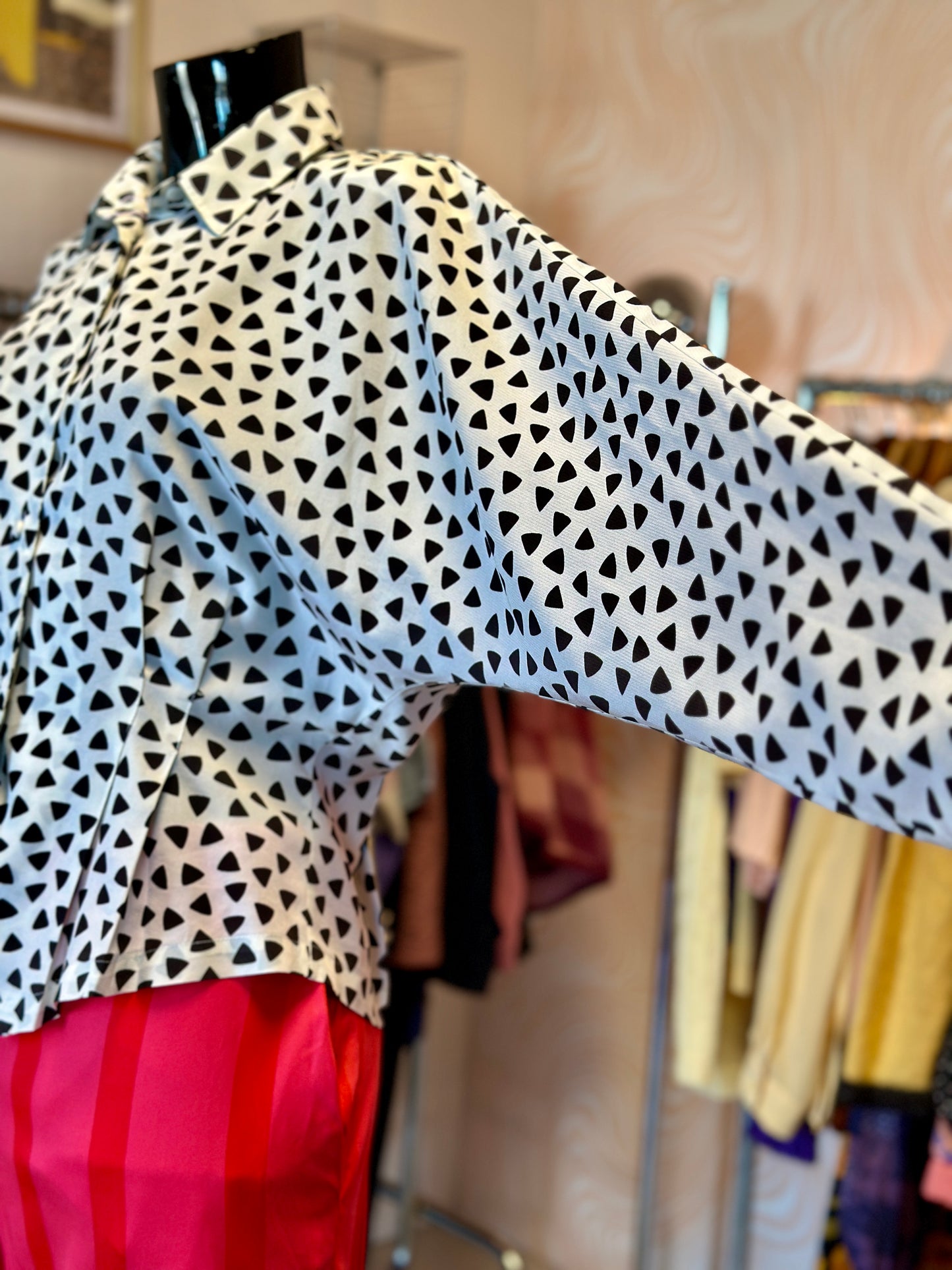 Chemise noire et blanche à motifs | T. S