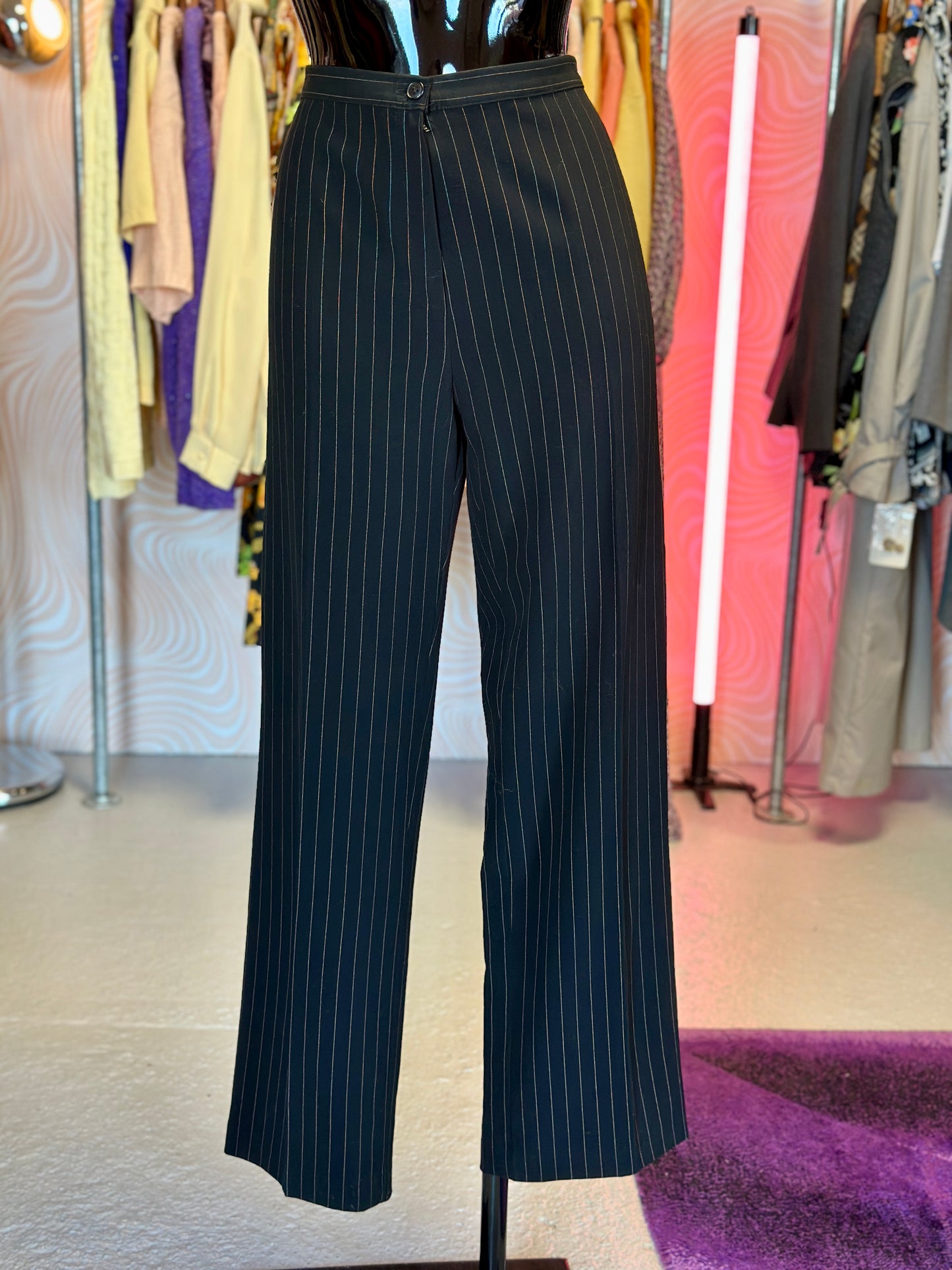 Pantalon de tailleur noir à fines rayures | T. 38