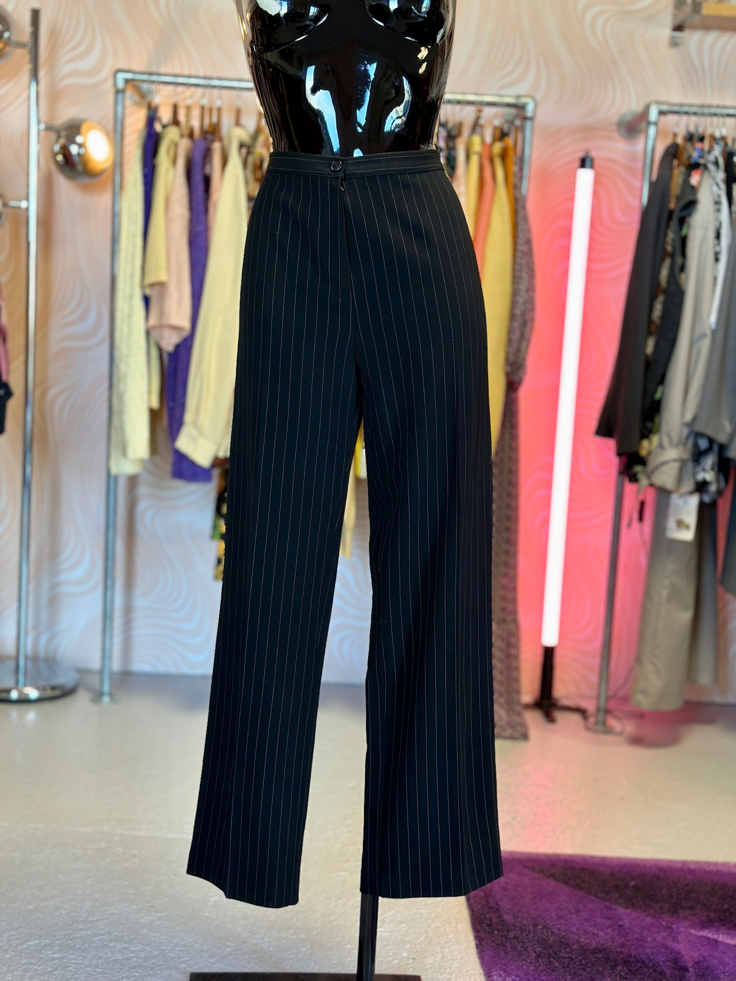 Pantalon de tailleur noir à fines rayures | T. 38