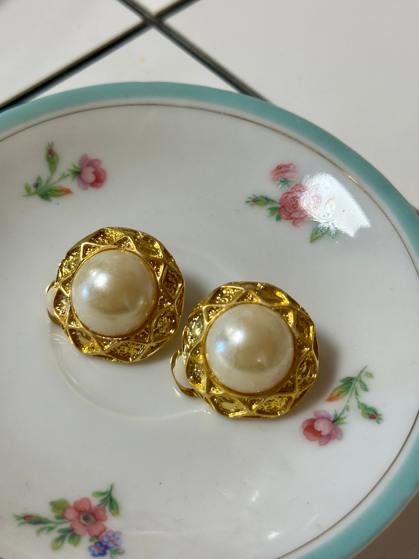 Boucles d'oreilles dorées et perle