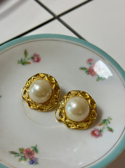 Boucles d'oreilles dorées et perle