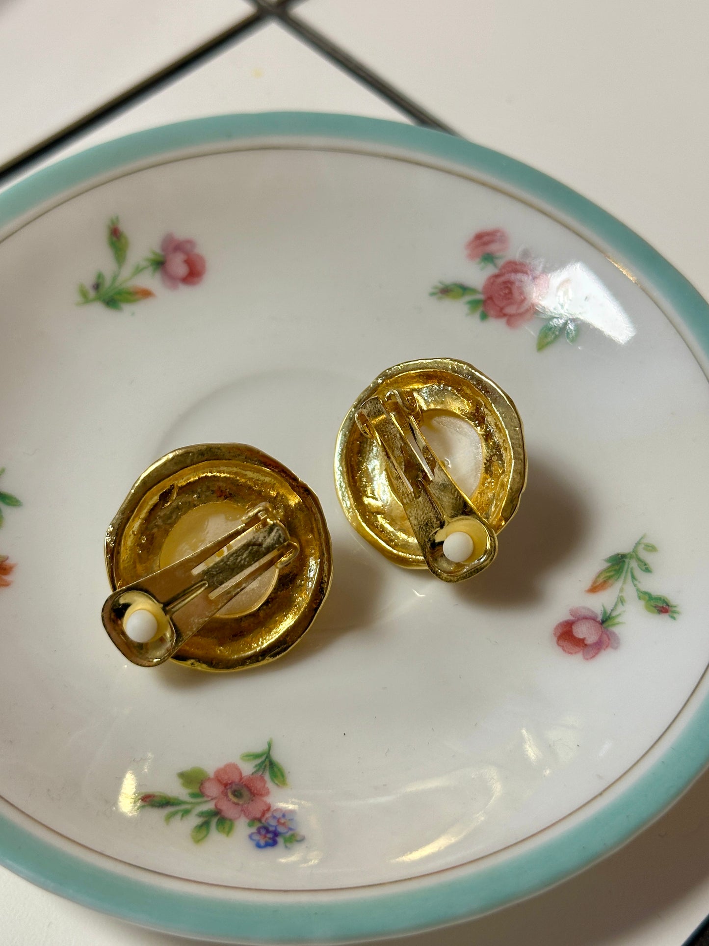 Boucles d'oreilles dorées et perle