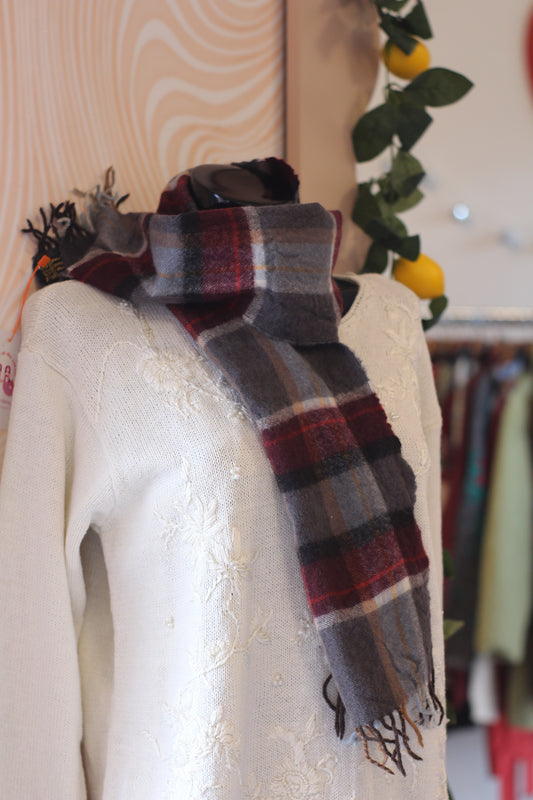 Écharpe à carreaux grise et bordeaux