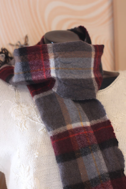 Écharpe à carreaux grise et bordeaux