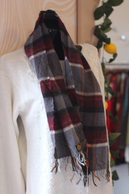 Écharpe à carreaux grise et bordeaux