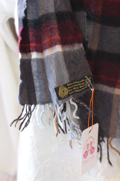 Écharpe à carreaux grise et bordeaux