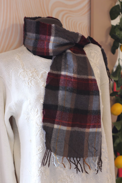 Écharpe à carreaux grise et bordeaux