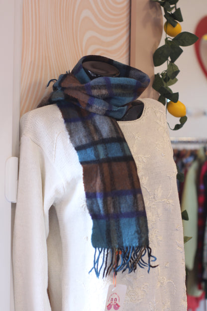 Écharpe à carreaux bleue et marron