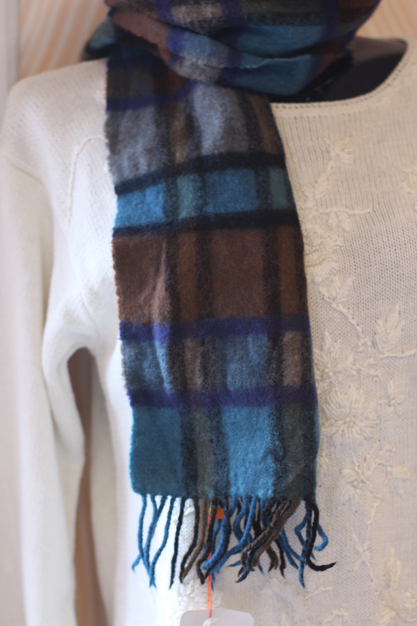 Écharpe à carreaux bleue et marron