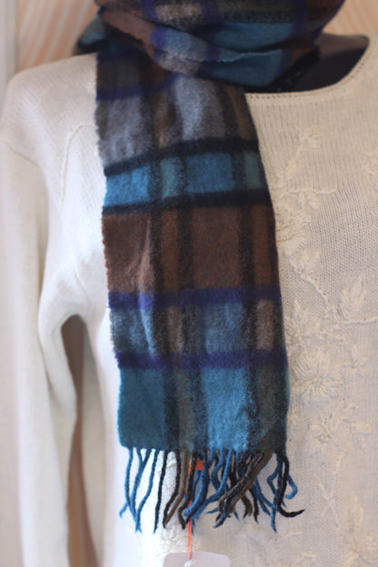 Écharpe à carreaux bleue et marron