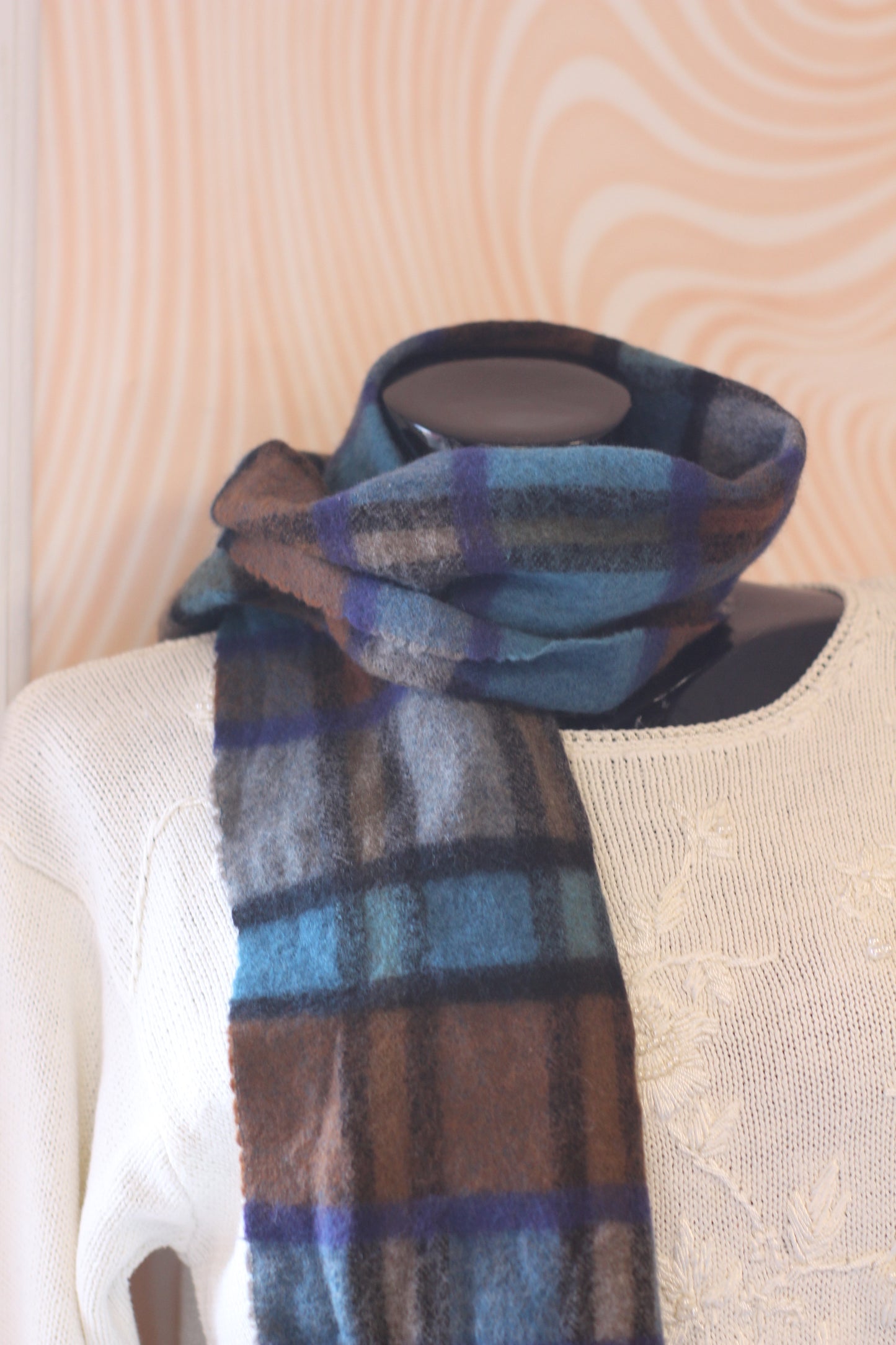 Écharpe à carreaux bleue et marron