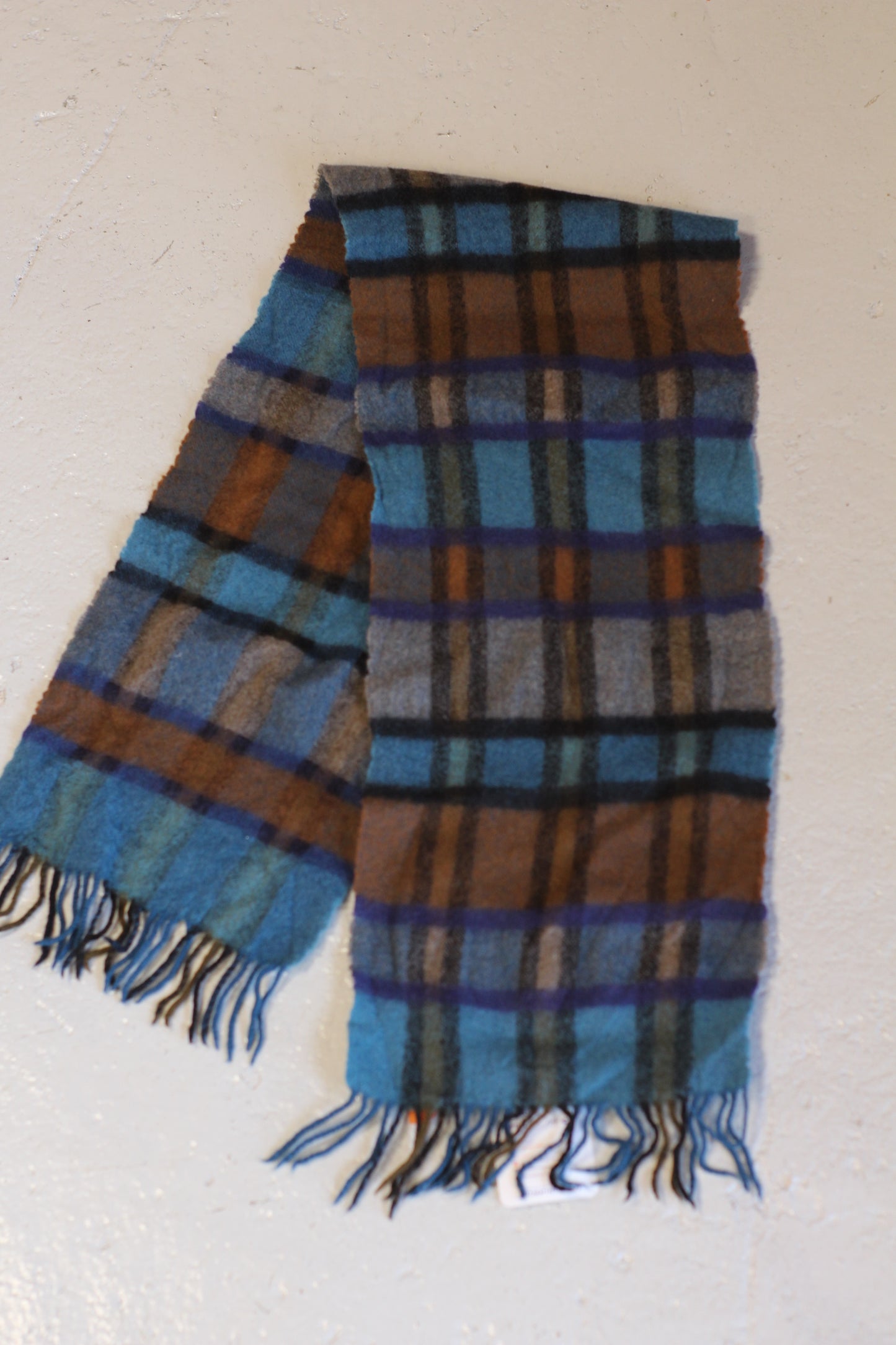 Écharpe à carreaux bleue et marron