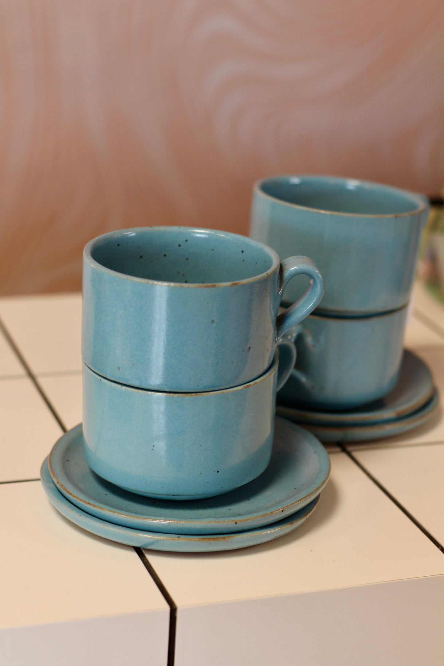 Lot de 4 grandes tasses bleues et soucoupes