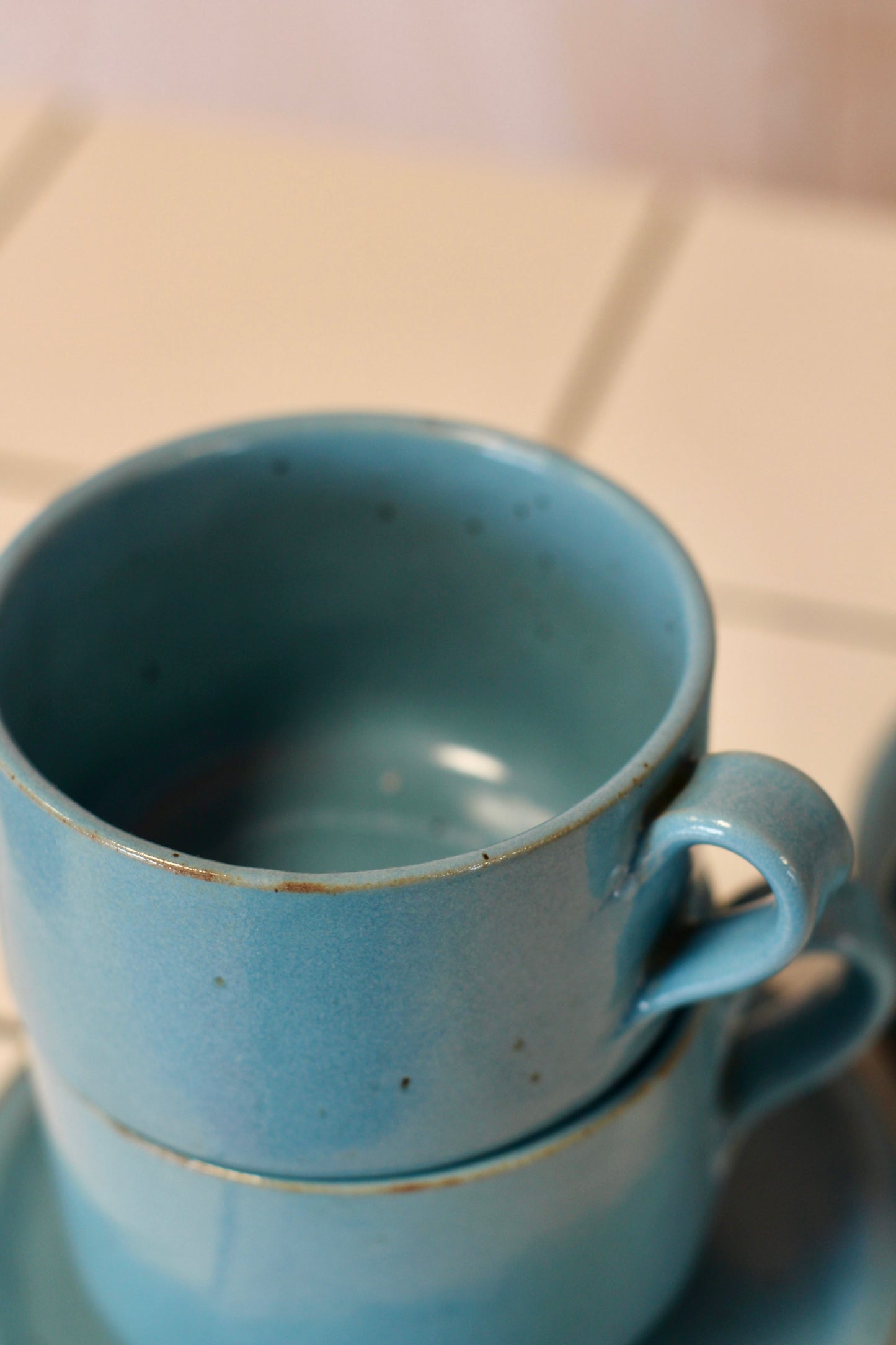 Lot de 4 grandes tasses bleues et soucoupes