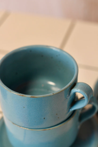 Lot de 4 grandes tasses bleues et soucoupes