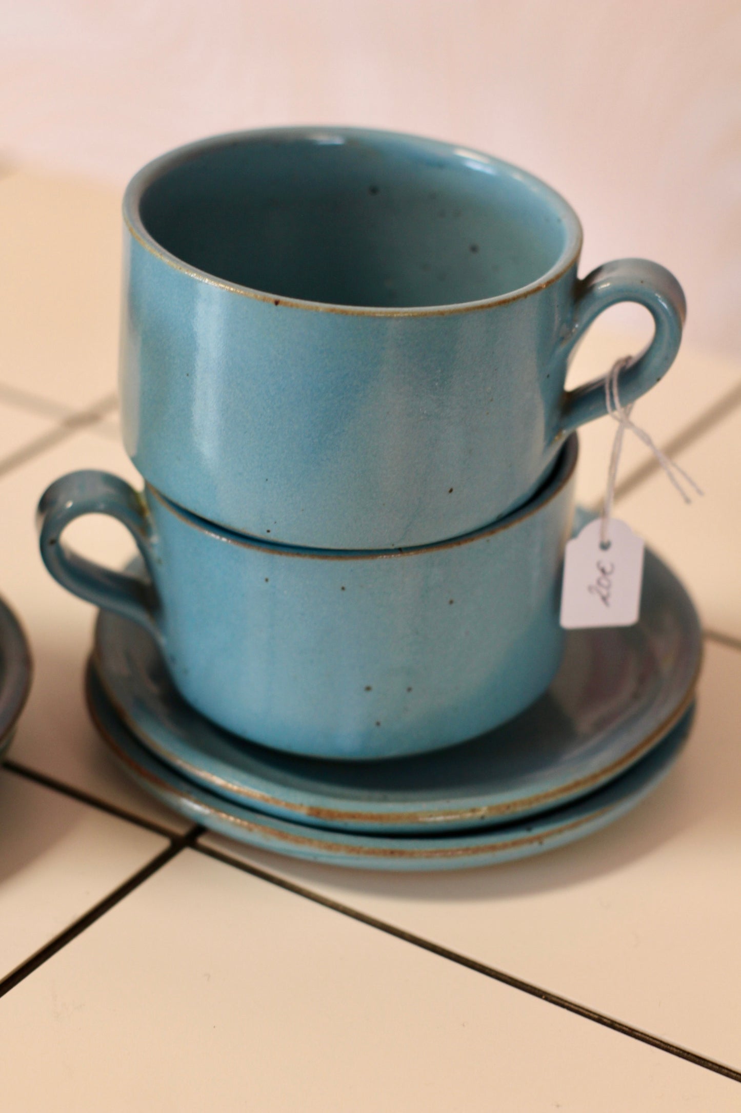 Lot de 4 grandes tasses bleues et soucoupes