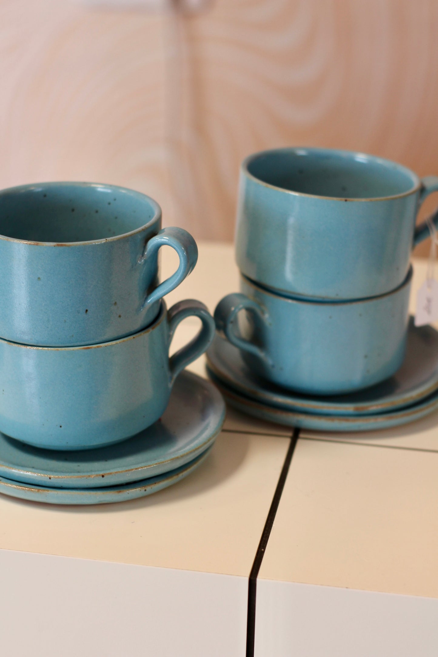 Lot de 4 grandes tasses bleues et soucoupes