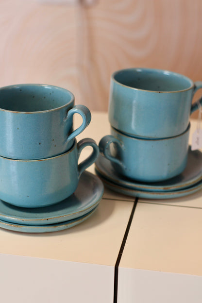 Lot de 4 grandes tasses bleues et soucoupes