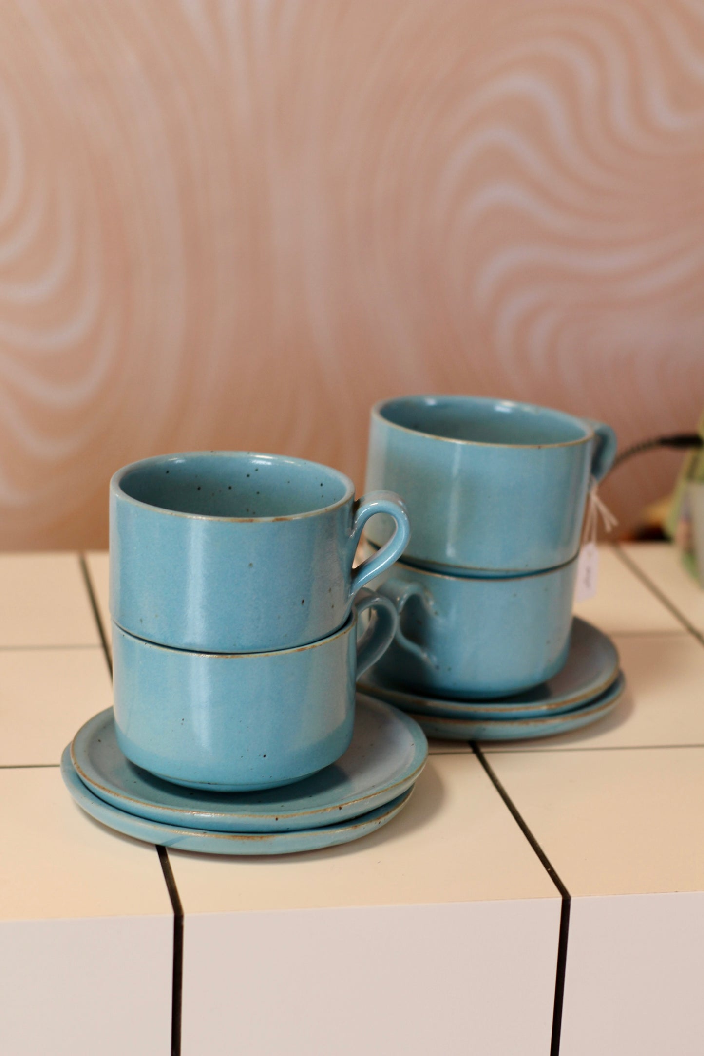 Lot de 4 grandes tasses bleues et soucoupes