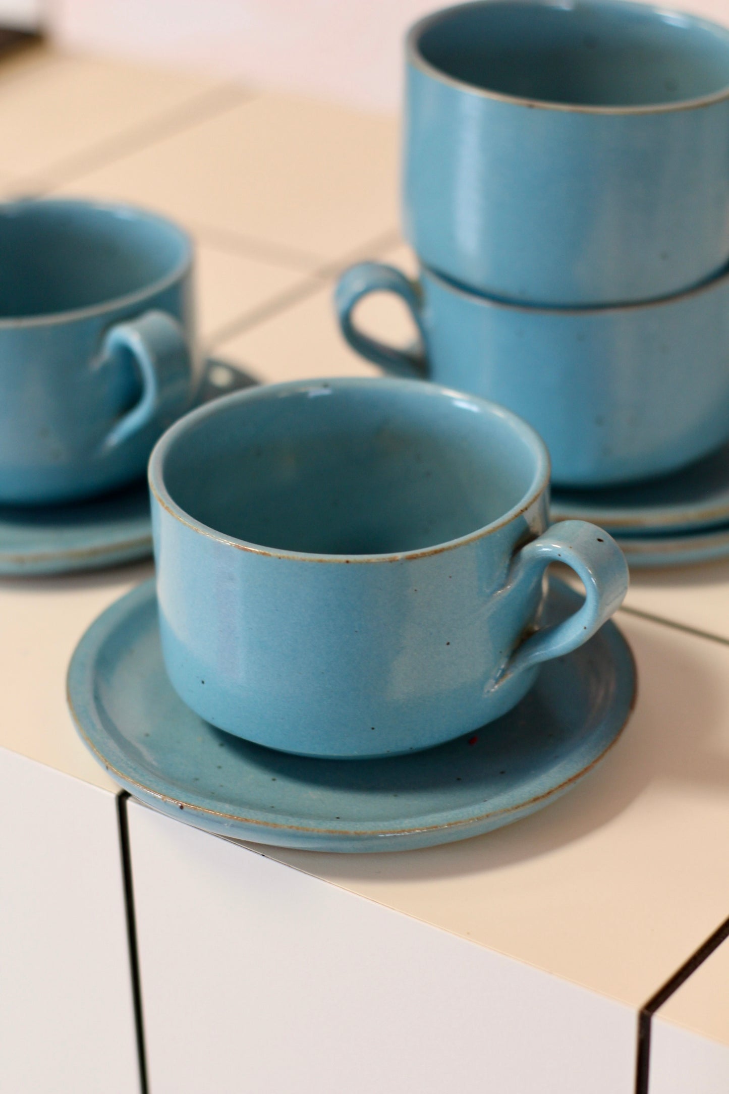 Lot de 4 grandes tasses bleues et soucoupes