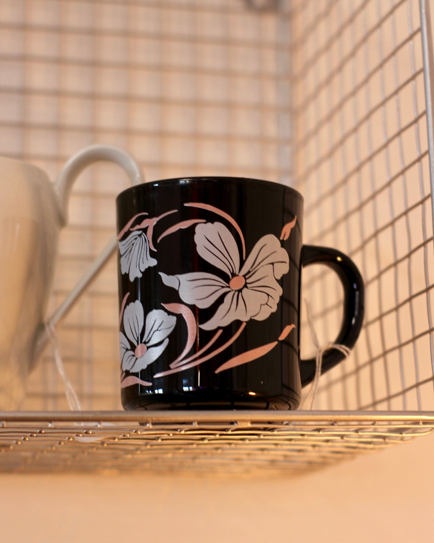 Mug noir à fleurs