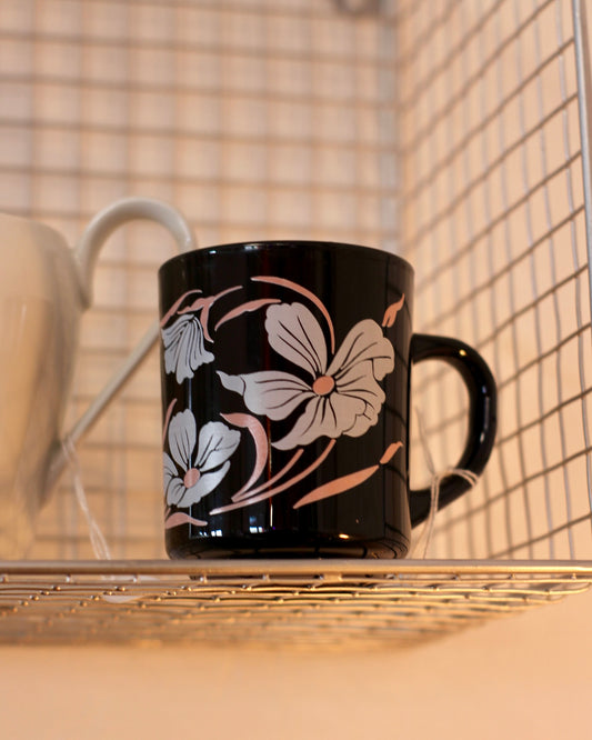 Mug noir à fleurs