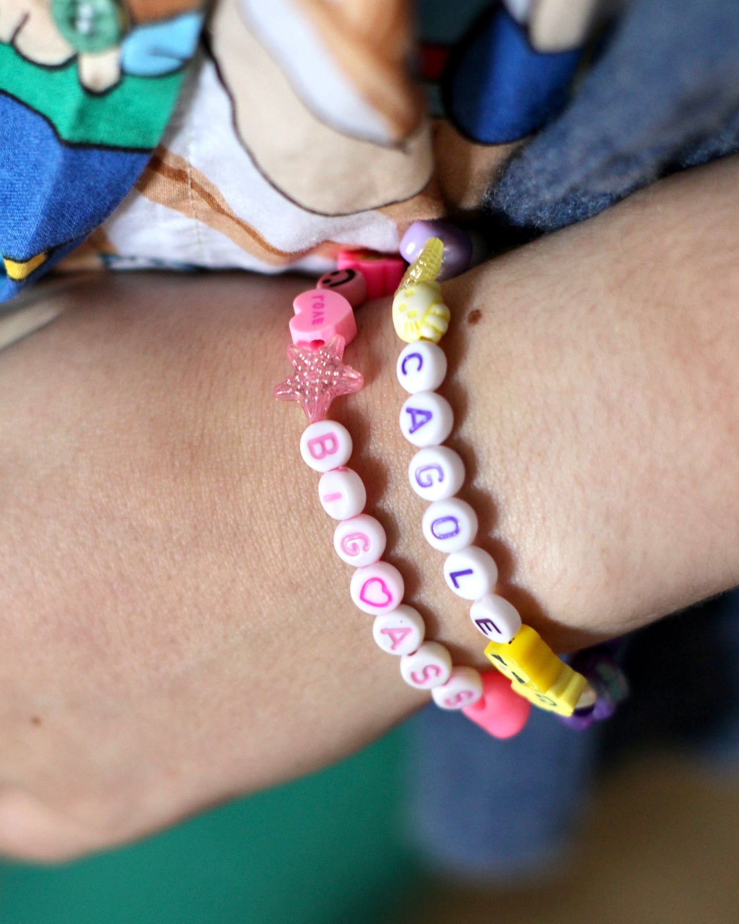 Bracelet multicolore à message
