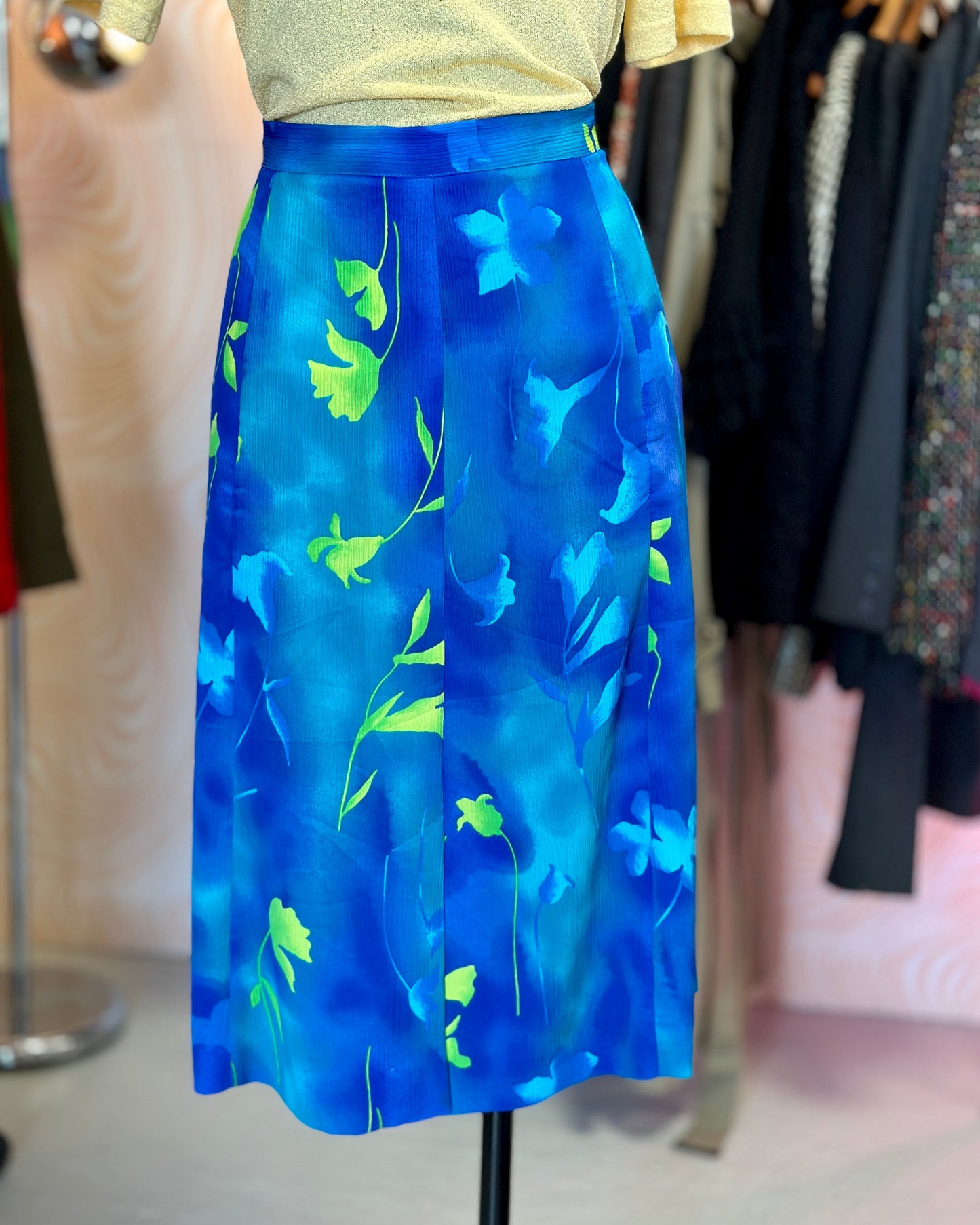 Jupe mi-longue bleue à fleurs | T. L