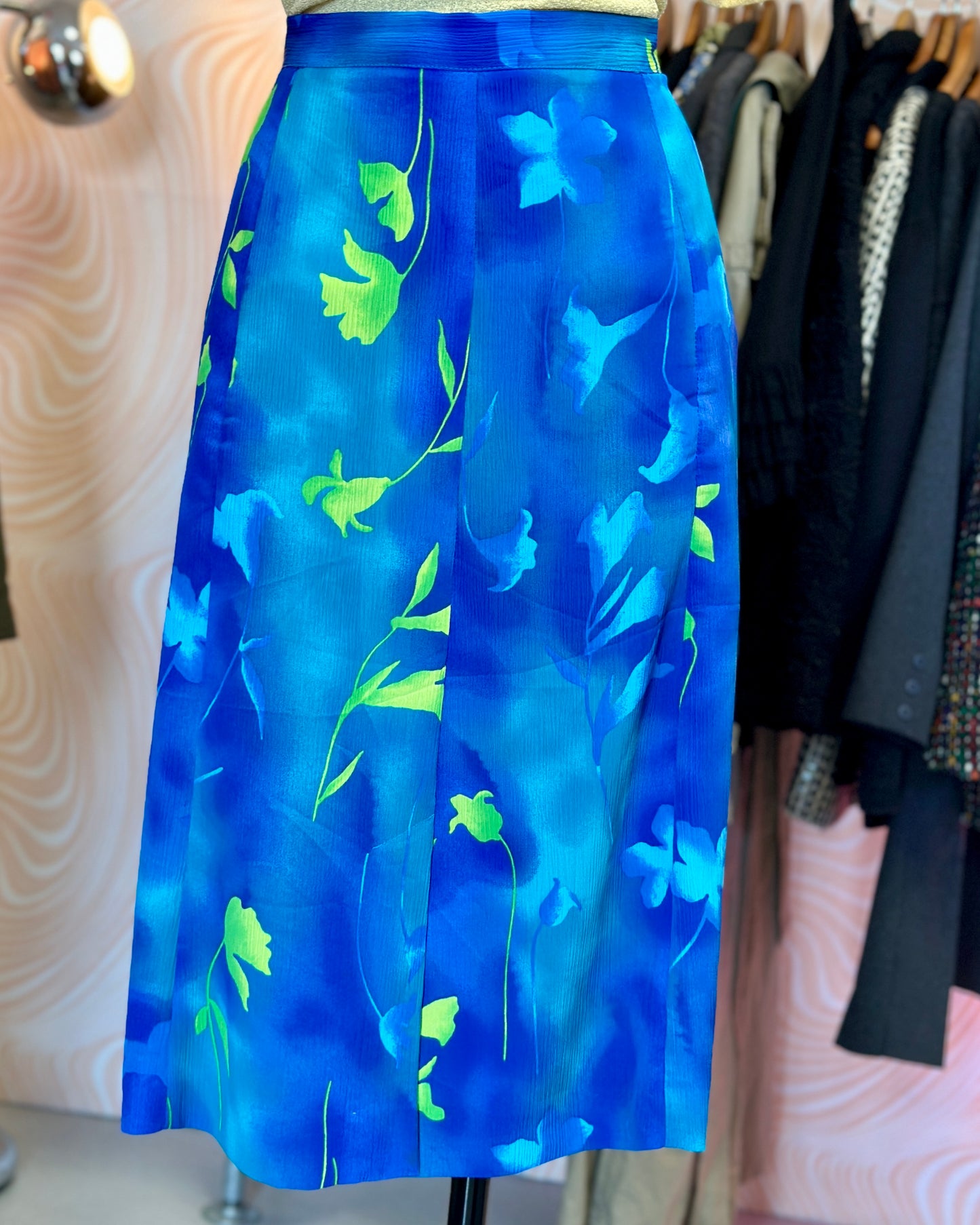 Jupe mi-longue bleue à fleurs | T. L