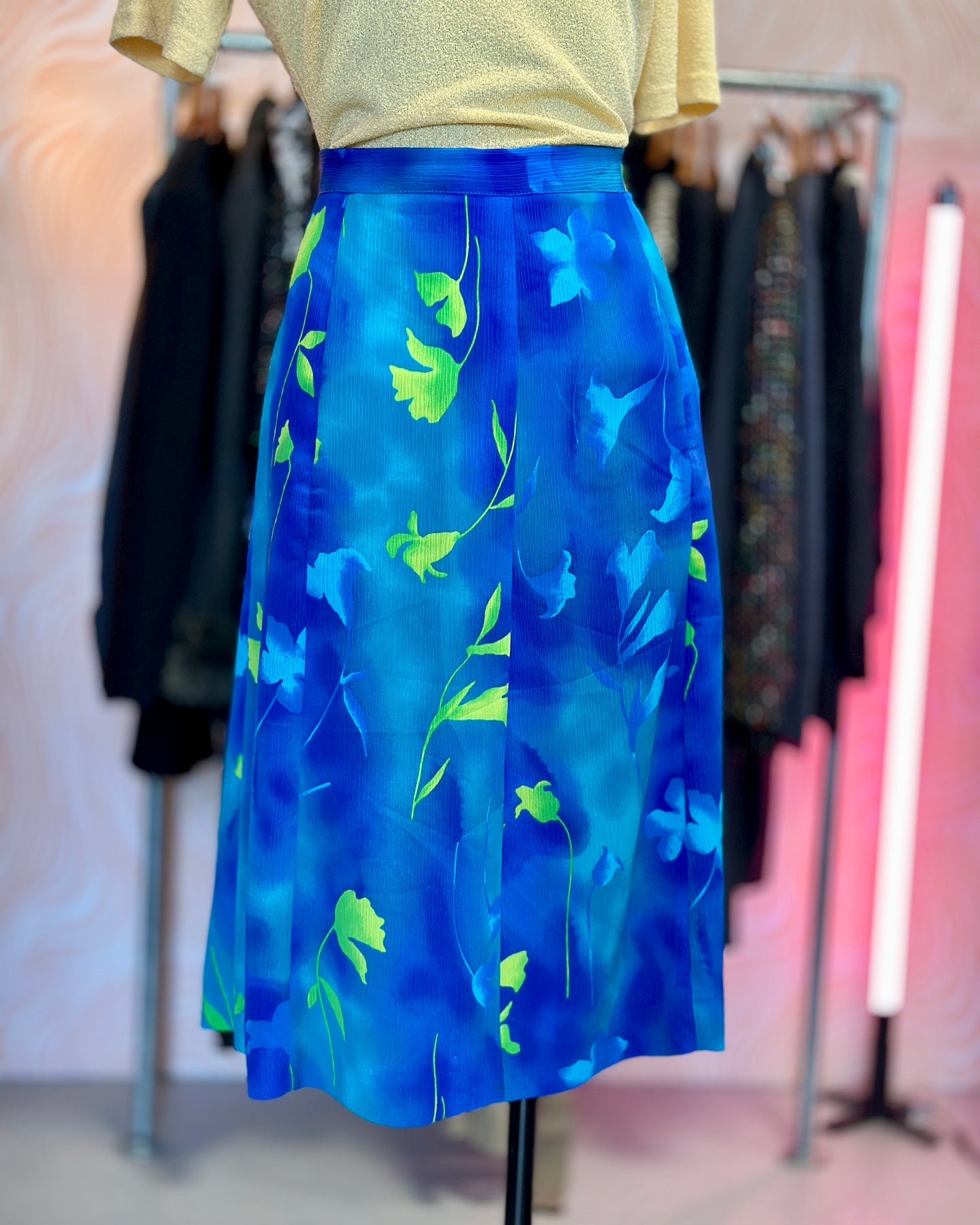 Jupe mi-longue bleue à fleurs | T. L