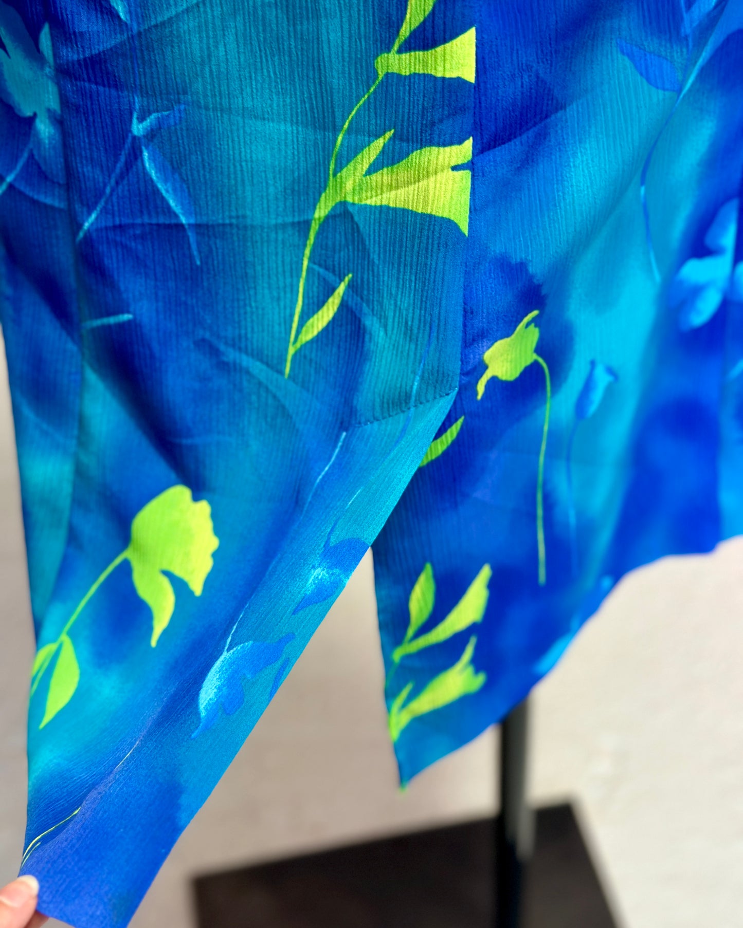 Jupe mi-longue bleue à fleurs | T. L