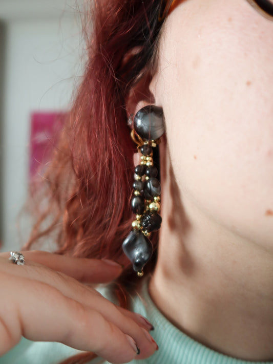 Boucle d'oreille à perles grises