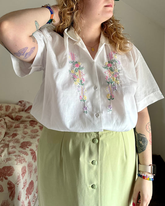 Chemise blanche à broderies pastel | L