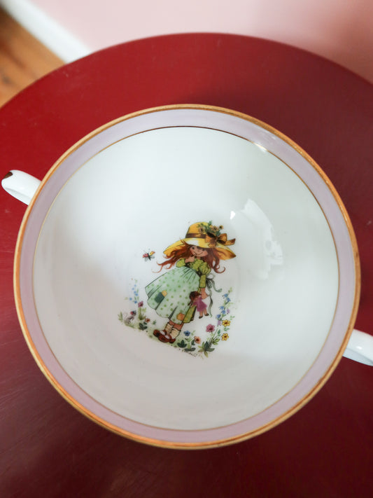 Grande tasse avec petite fille