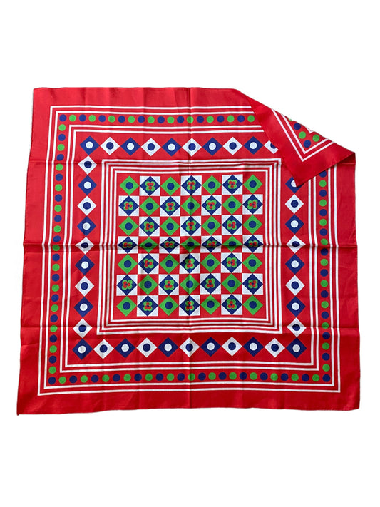 Foulard rouge à motifs géométriques
